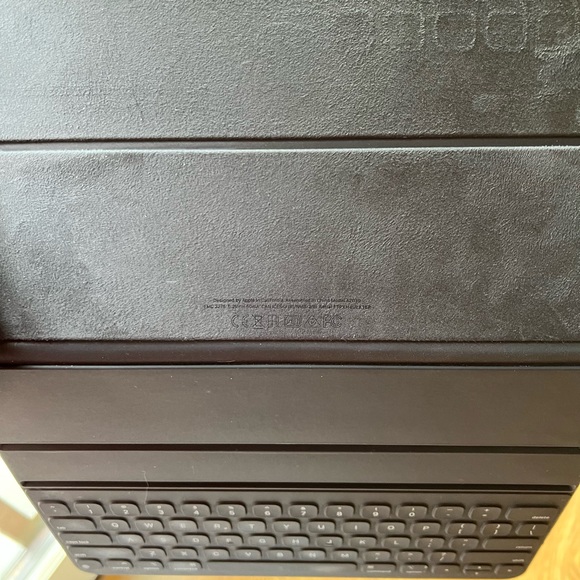 A2039 3rd Generation Smart Keyboard Folio for iPad Pro 12.9-inch - Picture 3 of 5